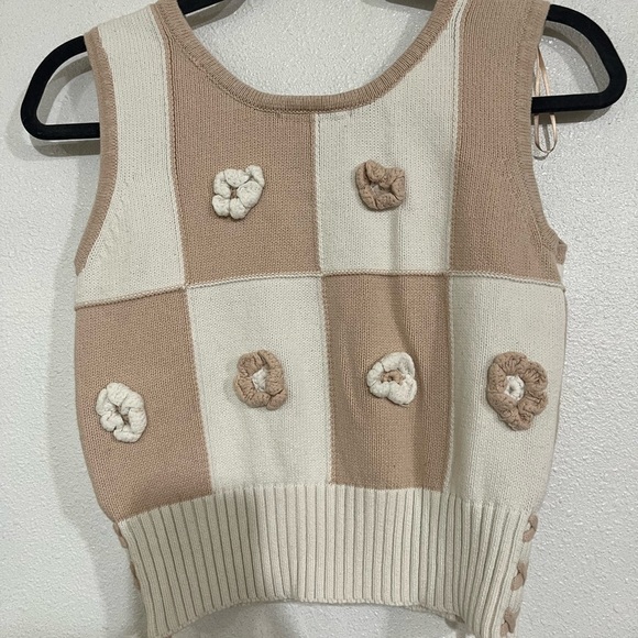 Industry knitted Cream and Tan Sleeveless Cropped vest top SP - Picture 4 of 5